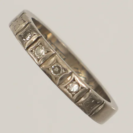 Ring med diamanter 4x ca 0,01ct 8/8-slipade, stl 15½, bredd 3,1mm, gravyr, vitguld, 18K  Vikt: 3,6 g