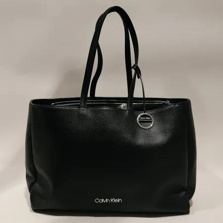 Väska Calvin Klein, Sided Shopper W/Laptop Sleeve, längd ca 40cm, höjd 28 cm, djup ca 13 cm, avtagbart datorfodral, vadderad, längd ca 39cm , höjd 26cm, djup ca 2cm, svart läder, mindre fläckar på innerfoder, inga övriga tillbehör