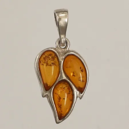 Hänge med bärnsten, längd 30mm, bredd 15,4mm, engelska stämplar, silver 925/1000 Vikt: 2,9 g Skickas med postpaket.