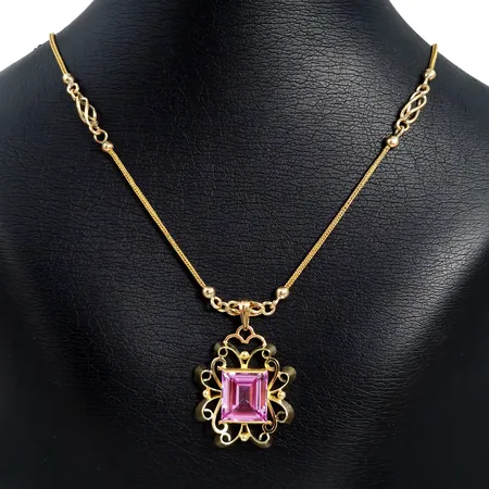 Collier, 14K guld, rosa syntetisk Safir 12x14 mm, tillverkarstämpel T.M, collierets längd knäppt 38,5 cm, kedjans bredd 1,3 - 4,5 mm, hängets storlek inkl. ögla 40x27 mm, hänget går ej att plocka av från kedjan, sten utan anmärkning Vikt: 14 g