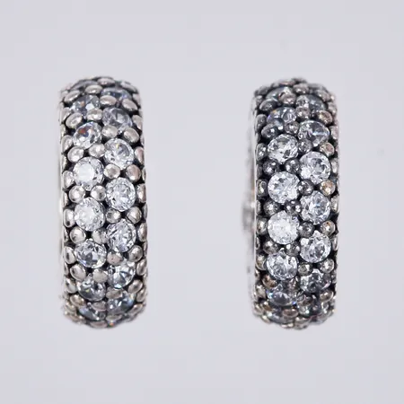 Två berlocker med stenar stoppers Pandora Ø ca 1cm bredd: ca 3mm 925/1000 silver Vikt: 2,1 g