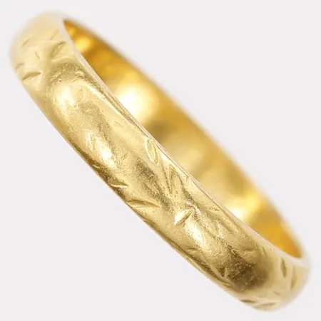 Ring slät, sliten gravyr, stl: 17¾, 23K guld Vikt: 4,6 g