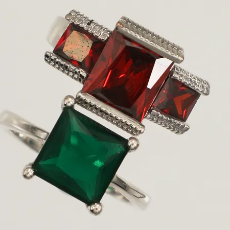 Två ringar med färgade stenar, stl 18½+19½, felstämplade, metall Vikt: 0 g