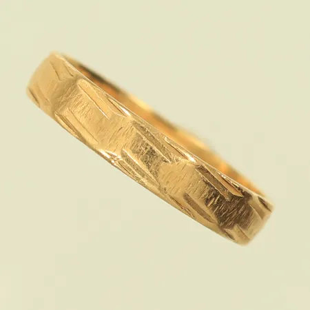 Ring mönstrad stl 18½, bredd 4mm, gravyr, repig, 18K, 3,3g Vikt: 3,3 g