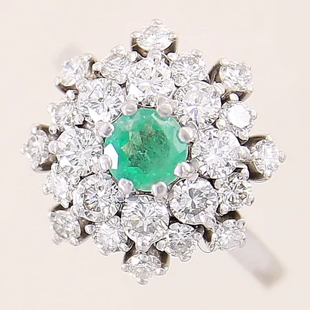 Ring med smaragd samt diamanter 8 x ca 0,10ct, 16 x ca 0,04ct, stl 18, bredd 2-16,5mm, nagg på smaragd, vitguld, 18K Vikt: 7,7 g