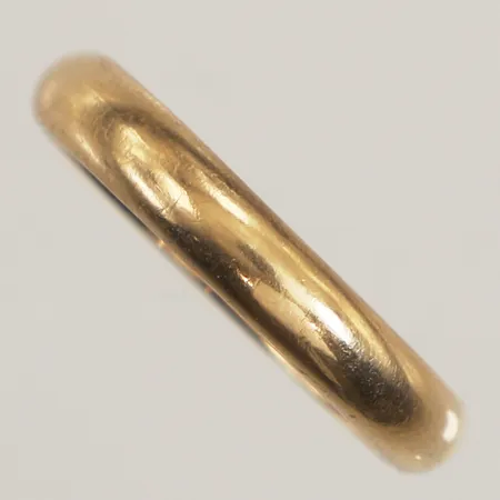 Ring slät, stl 19½, bredd 3,9mm, gravyr, 18K  Vikt: 4,9 g