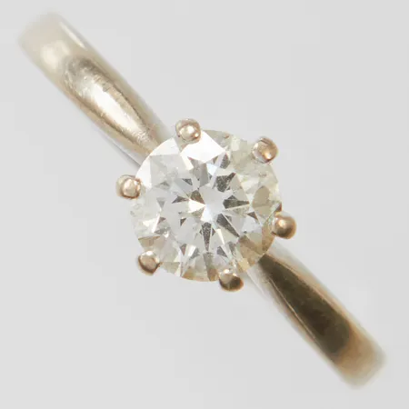 Ring med briljantslipad diamant 1 x ca 0,65ct TW(G)/VVS2, stl16, bredd 2-7mm, GIA6232816970, vitguld, engelska stämplar, Birmingham, gravyr, behov av omrodering, 18K Vikt: 2,8 g