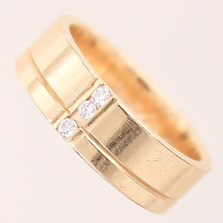 Ring med diamanter 3 x ca 0,015ct, stl 15, bredd 5,5mm, gravyr, 18K Vikt: 5,4 g