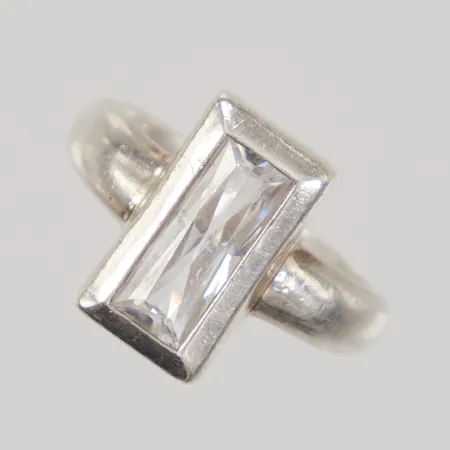 Ring med vit sten stl 19, bredd 3,2-16mm, GFAB, 925/1000 silver Vikt: 8 g