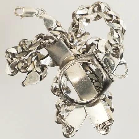 Diverse silver, graverade, vassa detaljer, 925/1000 silver  Vikt: 32,5 g