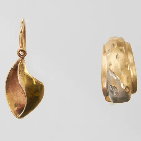 Två udda örhängen, defekta, 14K Vikt: 1,9 g