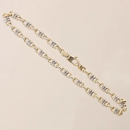 Armband längd 21,5cm bredd 4,4mm vitguldsdetaljer 14K Vikt: 10,2 g