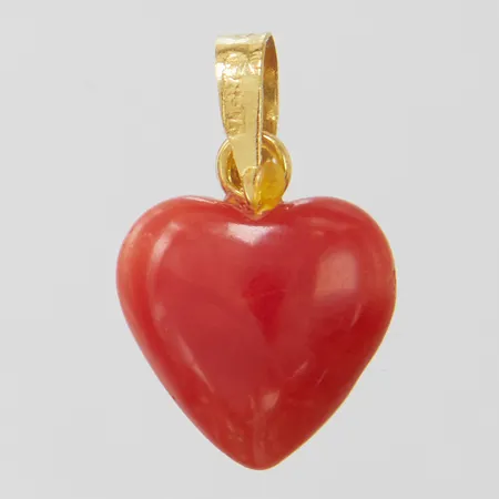 Hänge hjärta korall, längd ca 14mm, bredd 9mm, skadad ögla 18K, bruttovikt: 0,6g.