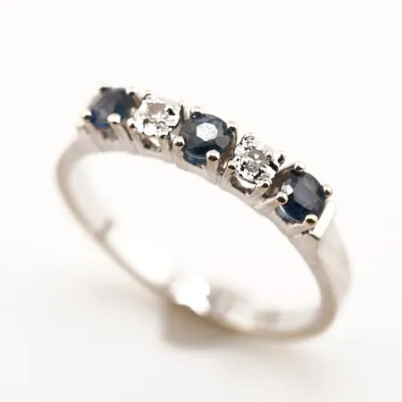 Ring m diamanter 0,03ct enligt gravyr och blå stenar, vitguld, stl (17½), bredd 2,5mm, 18k Vikt: 2,5 g