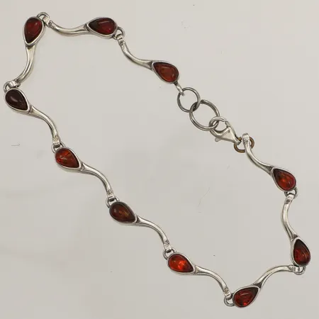Armband med bärnsten, längd 20-21cm, bredd 5,5mm, nagg på stenar, lås öglor i metall, 925/1000 silver Vikt: 9,3 g