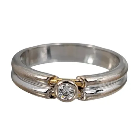 Diamantring, 18K vitguld, Diamant 0,08ct, Ø18¼ mm, bredd 4,5 mm, fint skick Vikt: 4,5 g