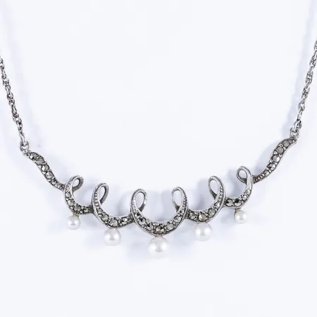 Collier (vriden ankarlänk) i silver (830/1000): Integrerat hänge med markasiter och fem odlade vita pärlor Ø 3,5 - 6 mm. Det är 45 cm långt, 2 - 18,5 mm brett och väger 9,3g. Hängets mått 73 x 18,5 mm. 