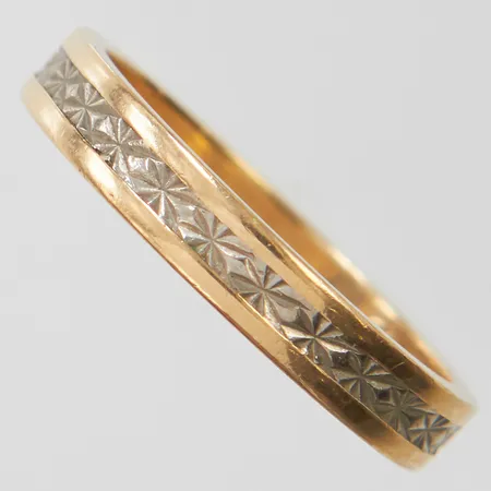 Ring med mönsterdekor, stl16½, bredd 3mm, tvåfärgad, gravyr, 18K Vikt: 3,2 g