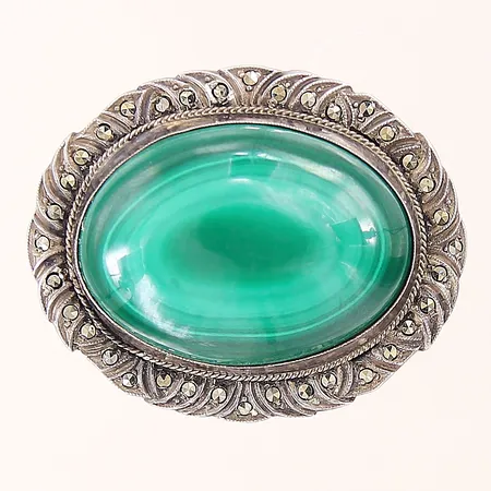 Brosch med malakit samt markasiter, 38,5-31,5mm, skev nål, silver 835/1000 Vikt: 17 g
