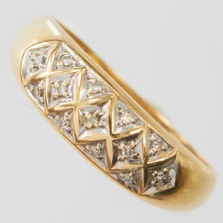 Ring med diamanter 13st 0,06ctv enligt gravyr, stl18, bredd 2,5-6mm, 18K Vikt: 3 g