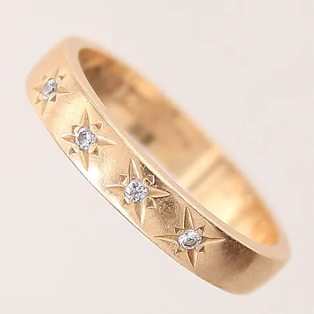 Ring med diamanter 4x ca 0,02ct, stl: 19, bredd: 4mm, gravyr, repig, 18K  Vikt: 5,5 g