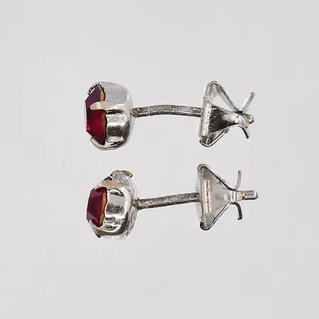 Örhängen röd sten, försilvrad metall