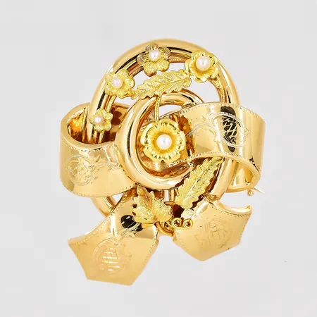 Brosch mönstrad med pärlor, längd 47mm, bredd 36mm, 18K Vikt: 9,8 g