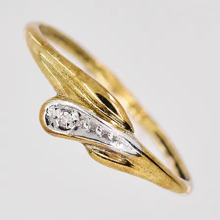 Ring stl 16, bredd 1,1mm, vit sten, 18K Vikt: 0,6 g