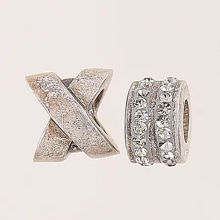 Berlocker 2st, en med stenar, stenar saknas, repiga, skadade, silver 925/1000 Vikt: 5,5 g