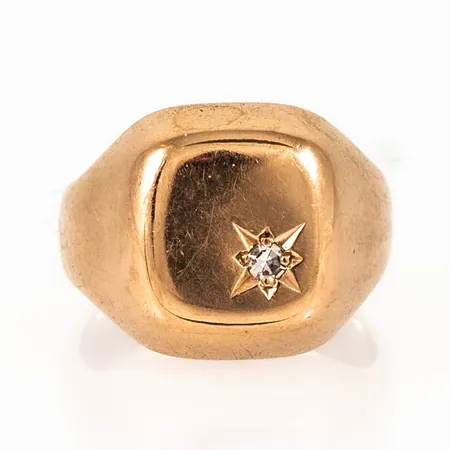 Klackring i 18K guld med 1 x 0,03ct 8/8 slipad diamant. Den är i storlek 15, är 5 - 13 mm bred och väger 10,6g. Massiv klack. Stenstorlek 0,03ct ingraverat. Stämplad H10, ALTON, Falköping, 18K och kattfot.