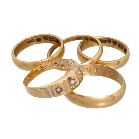 Ringar, fem st, 18K guld, slitage, gravyrer Vikt: 15,6 g