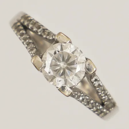 Ring med vita stenar, stl 16¼, bredd 1,5-5,9mm, vitguld, 14K Vikt: 2,9 g