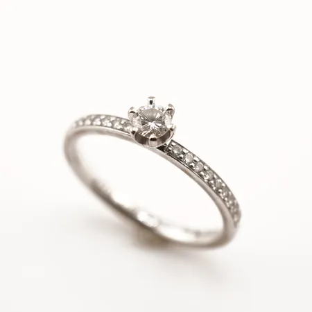 Ring m diamanter 0,38ct enligt gravyr, stl 18½(58), bredd 5mm, 18k, gravyr Vikt: 3,4 g