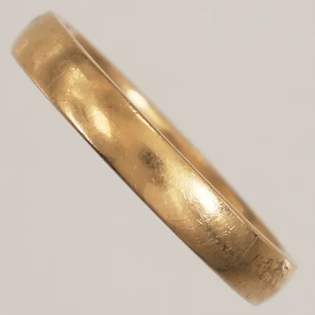 Ring slät, stl 19, bredd 3,5mm, gravyr, 18K  Vikt: 5,1 g