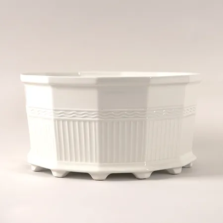 Ytterfoder "Waldemarsuddekrukan", formgiven av Prins Eugen 1915, Gustavsberg, Ø 25 cm, porslin, rester av möbeltassar, bruksslitage, med orginalkartong. Skickas med postpaket.