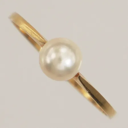 Ring med pärla, stl 18½, bredd 5,8mm, 18K  Vikt: 1,2 g