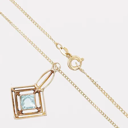 Collier med sten i blått glas, längd på kedja 45cm, höjd på hänge 20mm, hänge i 14K guld, kedja i 18K guld Vikt: 1,9 g