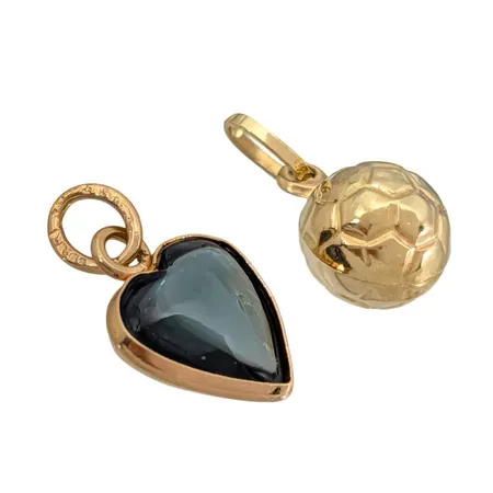 Hängen / Berlocker, 18K guld, två st, grön Spinell, längder inkl. ögla 15 och 16 mm, fint skick Vikt: 1,3 g