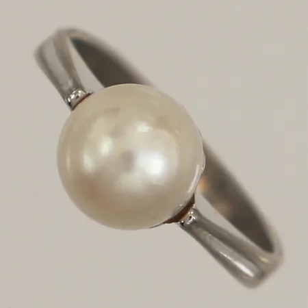 Ring med pärla, stl 16, bredd 7,8mm, limrester, 925/1000 silver Vikt: 3 g