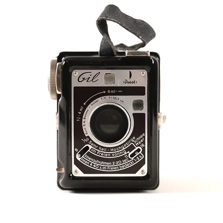 Kamera, Durst Gil, Durst Phototecnick A.G, 1938- 1943, ej funktionstestad, stängnings anordning med slitage, bruks-och åldersbetingat slitage, sökare med smuts.   Skickas med paket.