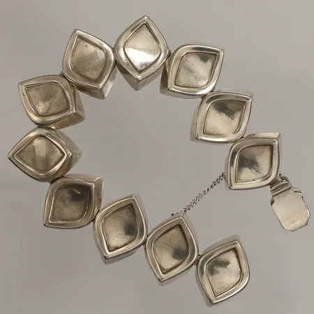 Armband, längd 15cm, bredd 20mm, säkerhetskedja, år 1959 Stockholm, 925/1000 silver  Vikt: 33,5 g