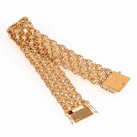 Armband X-länk med stav i 18K guld. Det är 19 cm långt, 16,5 mm brett och väger 40,8g. Fint skick. Kistlås. Stämplad N9 (1963), AGÅ (A G Åbergs Eftr, Sundsvall), 18K och kattfot.