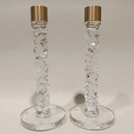 Ett par ljusstakar Carat, design Lena Bergström, Orrefors, ljushållare i mässing, höjd 24cm, repor, stearinrester Skickas med postpaket.