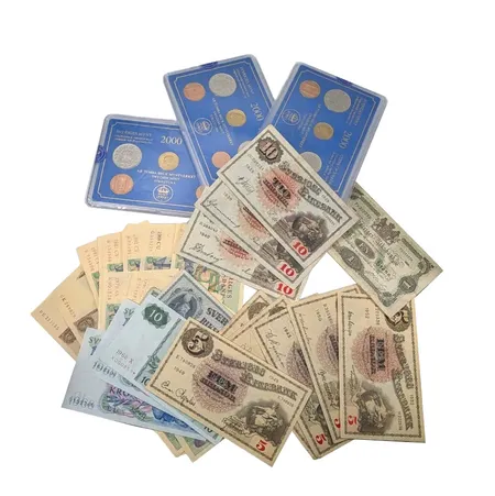 Sedlar Sverige + Myntset 3 stycken "Sveriges Mynt 2000", obrutna, sedlar totalt 291 kronor, bl.a. 5 kronor 1943, 1949, 1950-1952 + 10 kronor 1935, 1939 och 1940, 1 krona 1920, varierande skick, vissa senare ocirkulerade Skickas med paket.