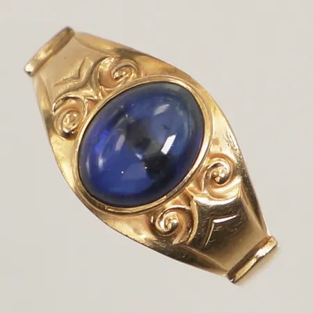 Ring med blå sten, stl 18, bredd 10,4mm, 18K  Vikt: 3,4 g