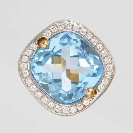 Ring med topas samt diamanter 30 x ca 0,02ct, stl 18¼, bredd 7-22,5mm, repa på sten, sten något lös, 18K, bruttovikt: 22,0g. 