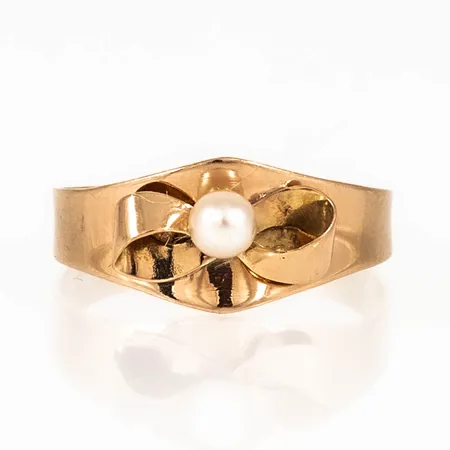 Ring i 18K guld: Rosett med odlad vit pärla Ø 4 mm. Den är i storlek 17¾, är 3 - 8,5 mm bred och väger 2,1g. Stämplad K9 (1960), GVH (Guldvaruhuset AB, Stockholm), 18K och kattfot.