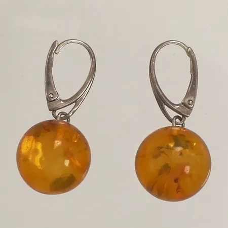 Ett par örhängen med bärnsten, längd 35mm, bredd Ø15,5mm, krokar i metall Vikt: 0 g