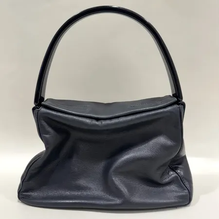 Väska Prada, svart läder, mått 23x16x8,5cm, modell-nr: 35946179, repigt plast handtag, repor på lädret, skadad vid söm, certifikat ej ifyllt, kvittokopia från Vestiaire Collective 2023, dustbag