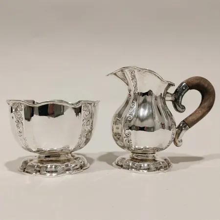 Sockerskål och gräddkanna med mönsterdekor, höjd 7,5cm/ 5cm, J.L.H Handsmide, importstämpel, silver 830/1000 Vikt: 151,8 g